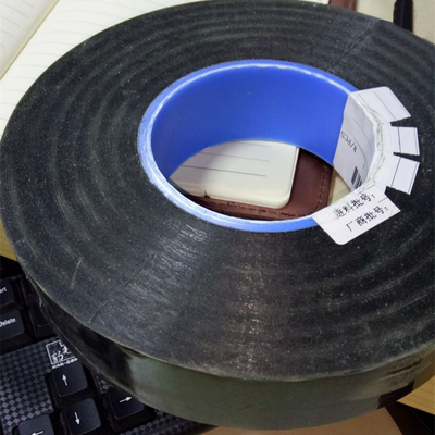 TESA 62624 Zwarte acrylband van PE-schuim, tegen schok